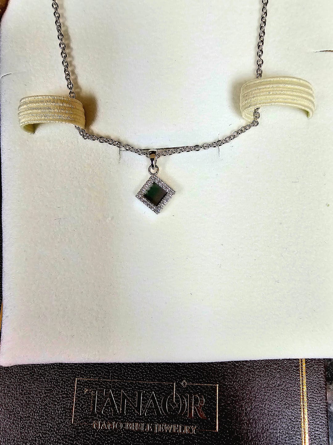 Customer photo review of TANAOR Shiny Necklace