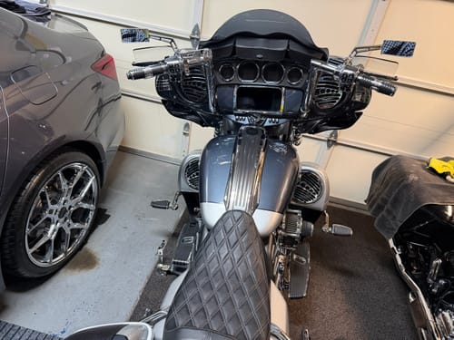 Customer photo review of HR3 Charred Steel & Lightning Silver Batwing Front  Inner Fairing 2019 CVO Street Glide （FLHXSE）