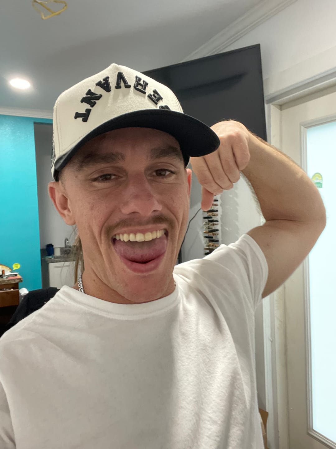 Customer photo review of ‘SERVANT’ Premium SnapBack - Cream/Black