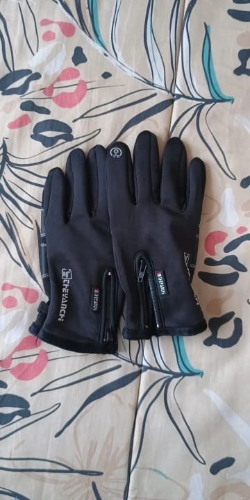 Customer photo review of Naturwide Winter Gloves – Waterproof, Windproof & Touchscreen-Compatible