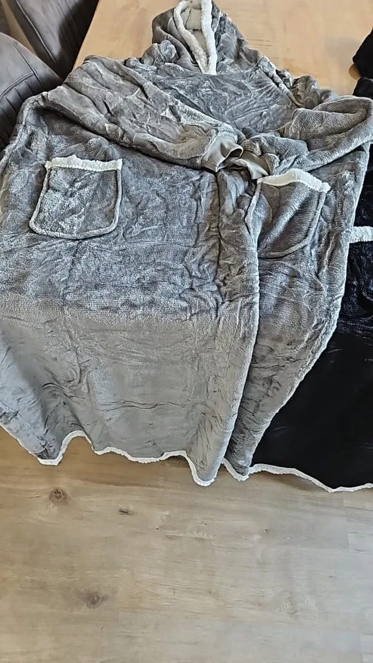 Customer photo review of Oversize Flanell-Deckenhoodie –  Tragbare Kuscheldecke mit Ärmeln & Kapuze