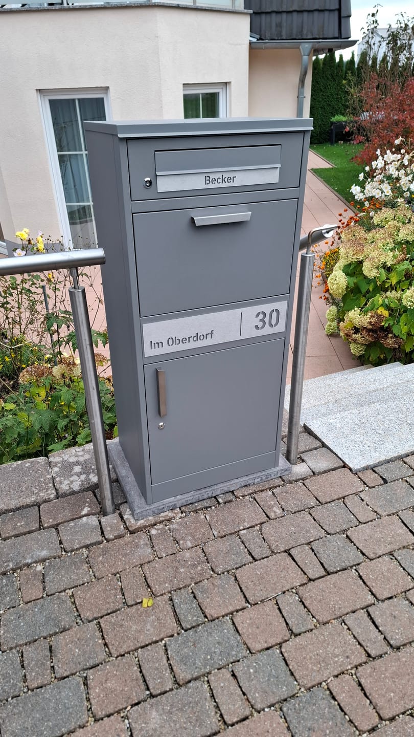 Customer photo review of Paketbox PB1 mit Briefkasten | graualuminium - RAL9007 | personalisiert mit Edelstahl-Schild