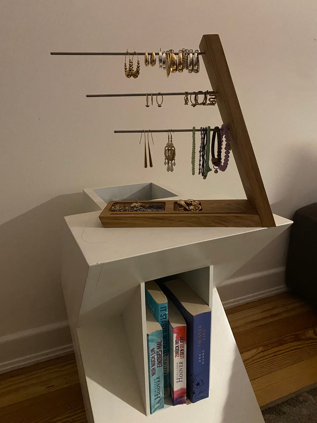 Customer photo review of Handgefertigter Schmuckständer – Ada aus edlem Eichen-Massivholz