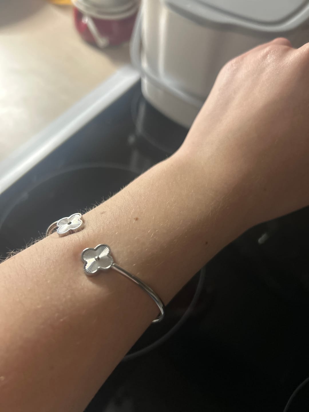 Customer photo review of Twin Clover Armreif | 18K vergoldet
