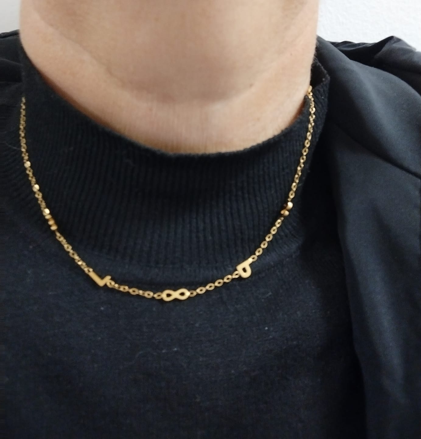 Customer photo review of Personalizovaný náhrdelník s ležatým iniciálem