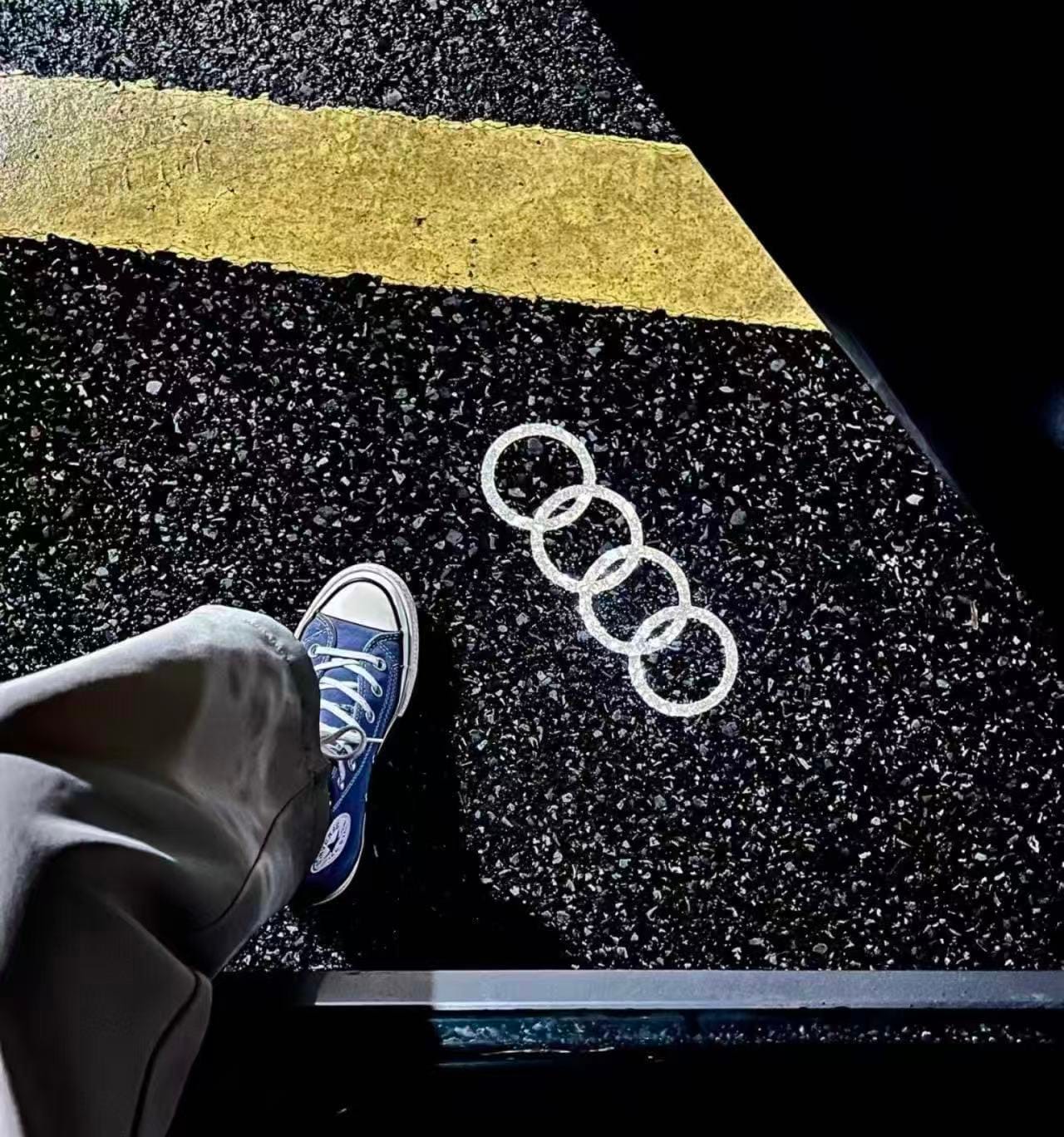 Customer photo review of AUDI 4 RINGS LOGO PROJECTOT LIGHTS Nr.04  (quantity 1 = 2 Logo Films /2 door lights）