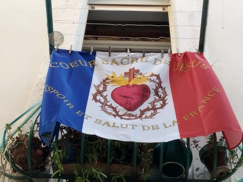 Fleur P. review of Drapeau - Sacré Coeur de Jésus image 1 out of 1