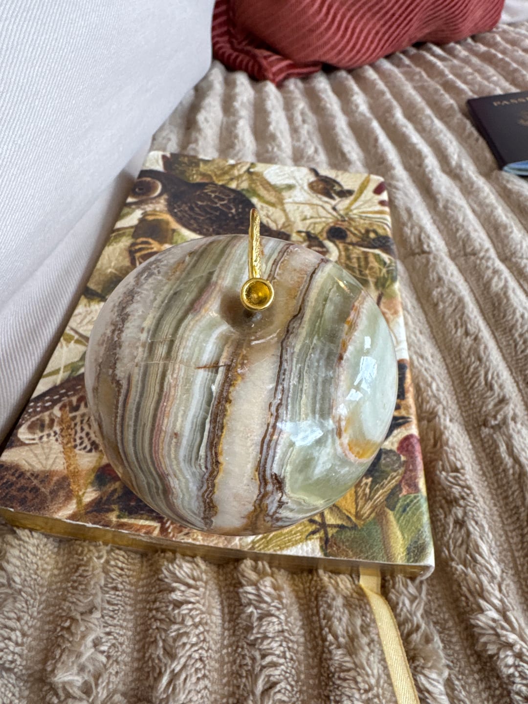 Customer photo review of Onyx Decorative Apple 3"