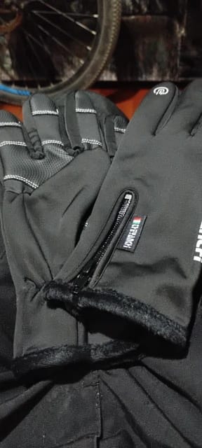 Customer photo review of Naturwide Winter Gloves – Waterproof, Windproof & Touchscreen-Compatible