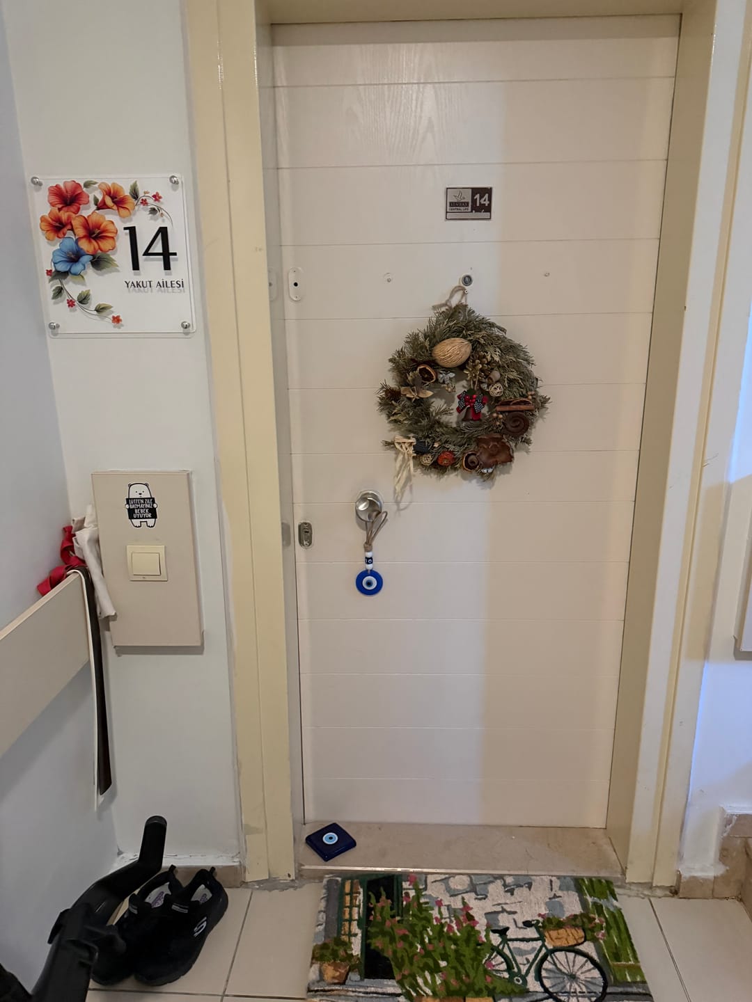 Customer photo review of Canlı Çiçek Motifli Kişiye Özel Kapı Numarası ve Aile İsmi Tabelası