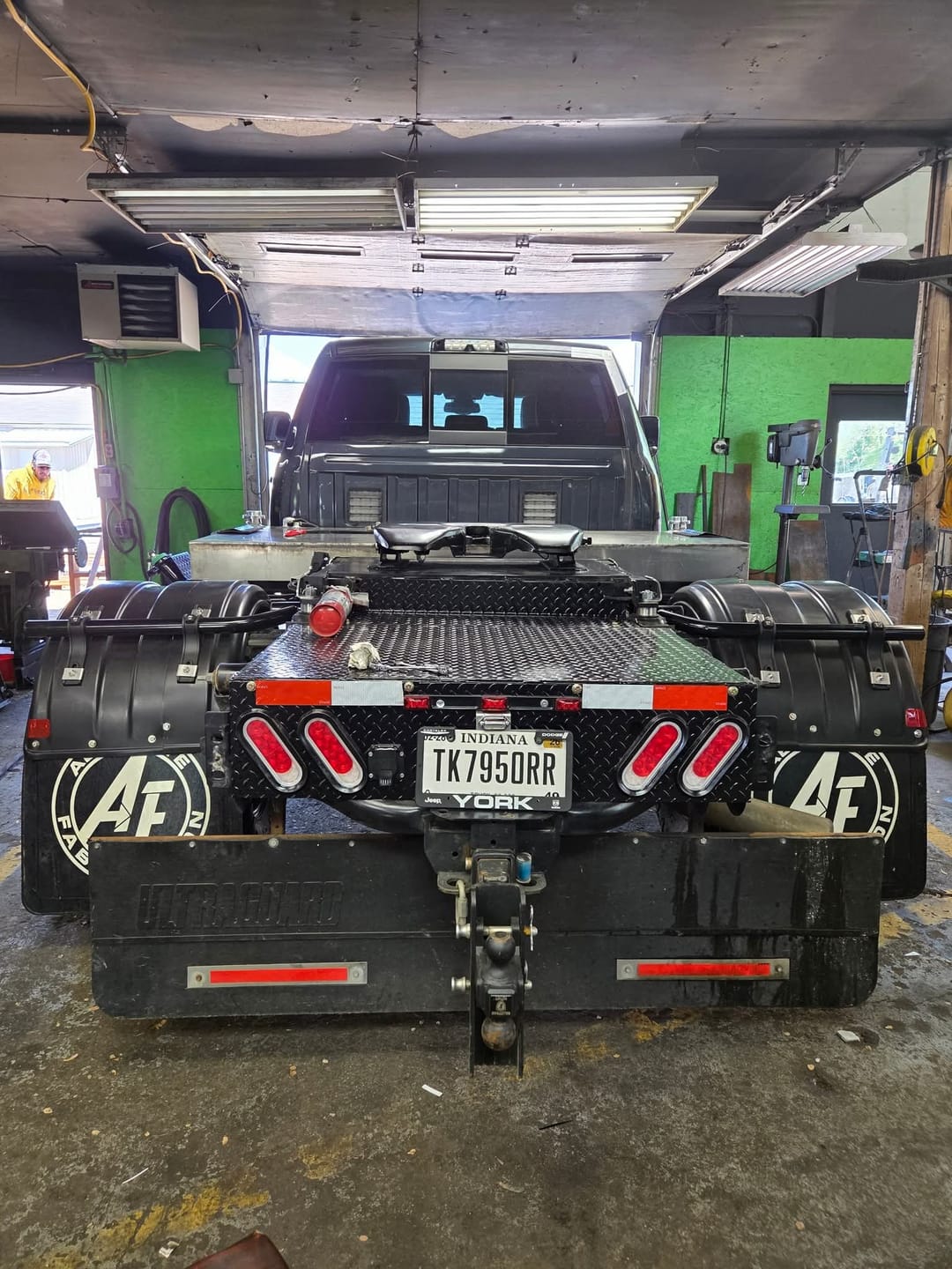 Customer photo review of T10 Fifth Wheel Hitch 36k for Chassis, Pickup, Flatbed Trucks, Ford F Series, Dodge Ram, GMC, Chevrolet, Top Plate and Pedestals