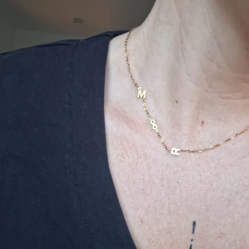 Customer photo review of Personalisierte Halskette mit seitlichem Initial