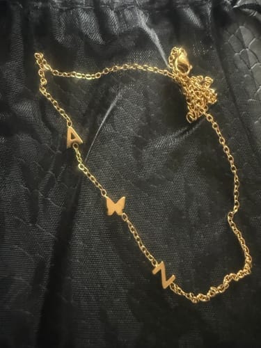 Customer photo review of Personalisierte Halskette mit seitlichem Initial