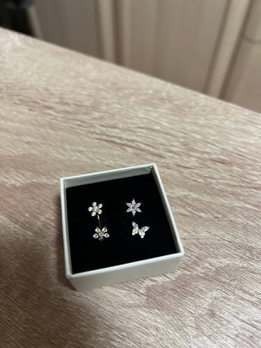 Customer photo review of Crystal Flower Labret Piercing - Titan