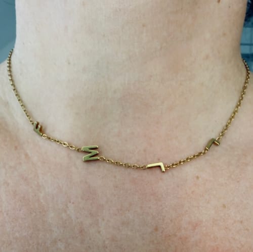 Customer photo review of Personalisierte Halskette mit seitlichem Initial