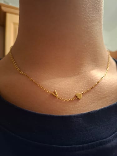 Customer photo review of Personalisierte Halskette mit seitlichem Initial