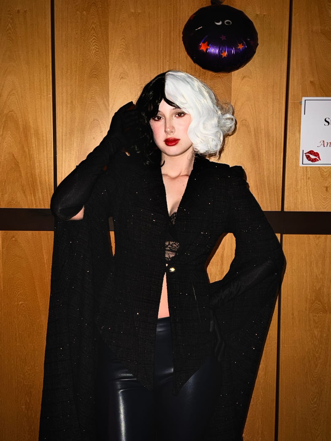 Customer photo review of Cruella de Vil Emme Stone schwarz Mantel Cosplay Kostüm Halloween Karneval Outfits