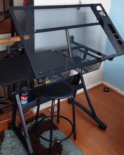 Customer photo review of Mesa de Dibujo con Tablero de Vidrio Ajustable Negra