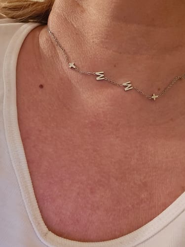 Customer photo review of Personalisierte Halskette mit seitlichem Initial