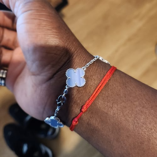 Customer photo review of Bracelet trèfle à quatre feuilles avec gravure