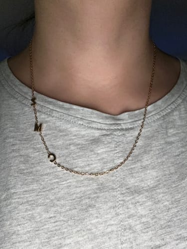 Customer photo review of Personalisierte Halskette mit seitlichem Initial