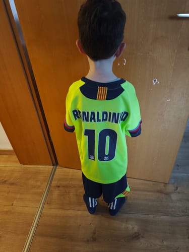 Customer photo review of Ronaldinho Gaucho Barcelona 2005 2006 Green Yellow Kids Retro Jersey Trikot Maillot Soccer Shirt