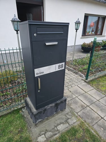 Customer photo review of Paketbox PB1 mit Briefkasten | eisenglimmer - DB703 | personalisiert mit Edelstahl-Schild