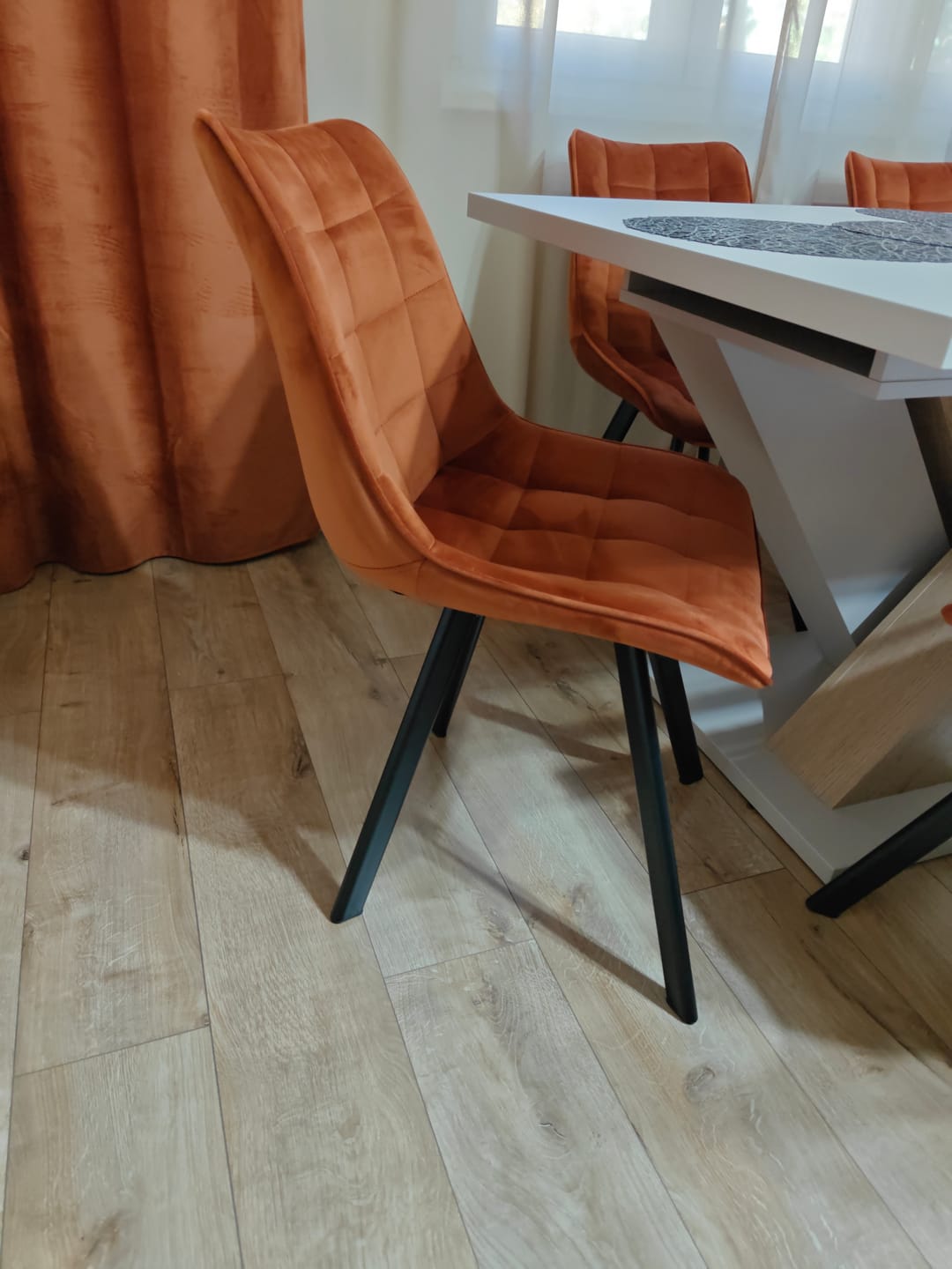 Customer photo review of Scaun K332, scortisoara/negru, stofa catifelata/metal, 46x61x84 cm