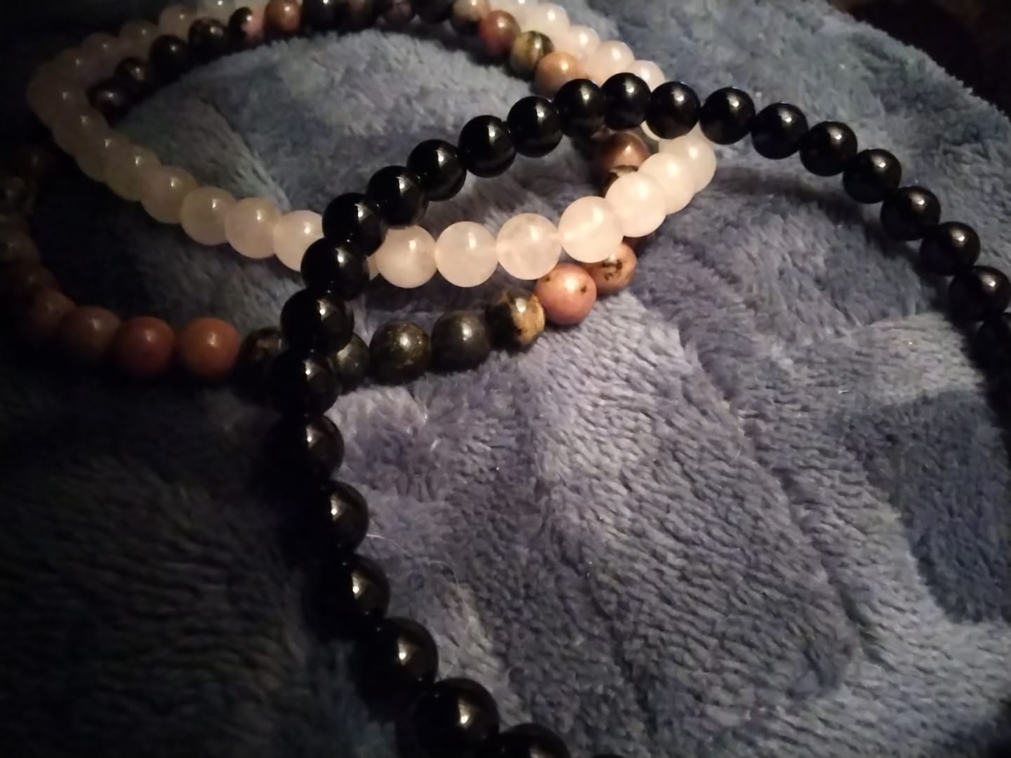 Customer photo review of Trio de Bracelets "Paix & Équilibre" en Onyx, Quartz Rose & Rhodonite