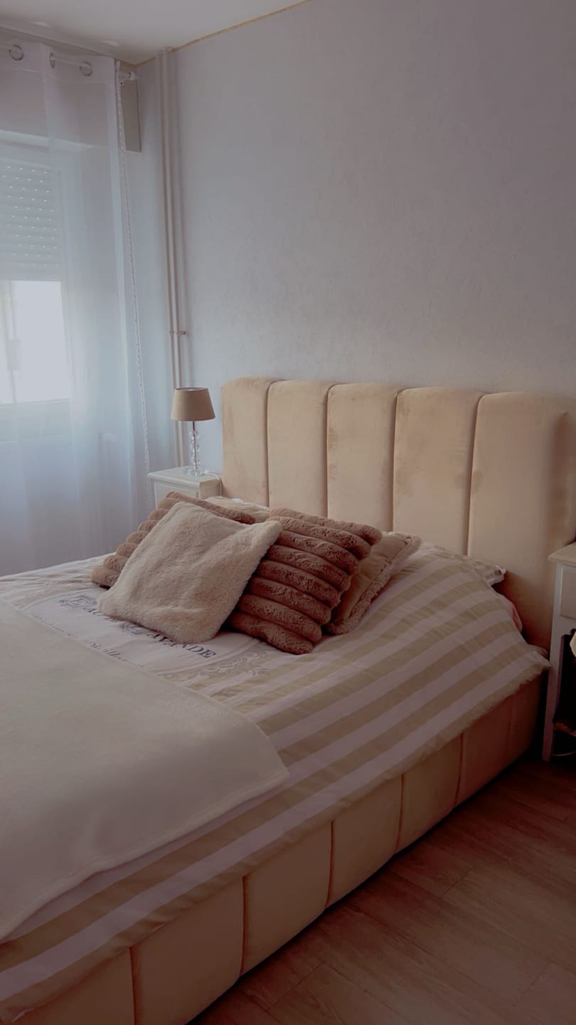 Customer photo review of Lit coffre design avec tête de lit matelassée - JADE