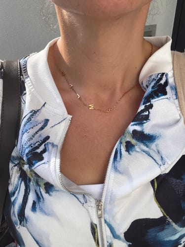 Customer photo review of Personalisierte Halskette mit seitlichem Initial