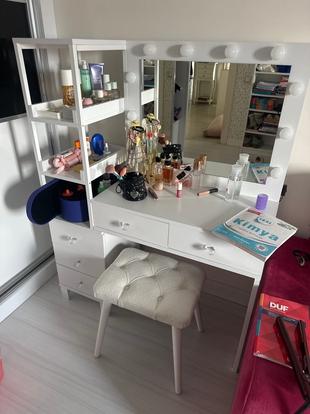 Customer photo review of Rani BJ155 Makyaj Masası 5 Çekmeceli Raflı Işıklı Aynalı Takı Düzenleyici Puf Takım Beyaz