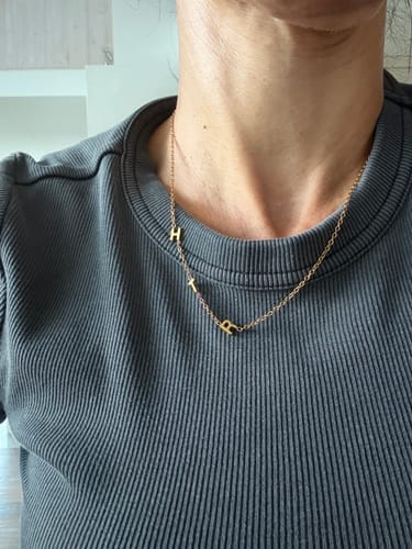 Customer photo review of Personalisierte Halskette mit seitlichem Initial