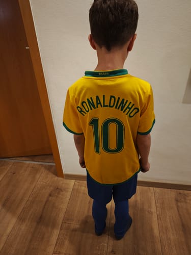 Customer photo review of Ronaldinho Gaucho – Brazil 2006 Retro Kids Kit Jersey – | KinderTrikot | Maillot Enfant Soccer Shirt