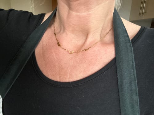 Customer photo review of Personalisierte Halskette mit seitlichem Initial