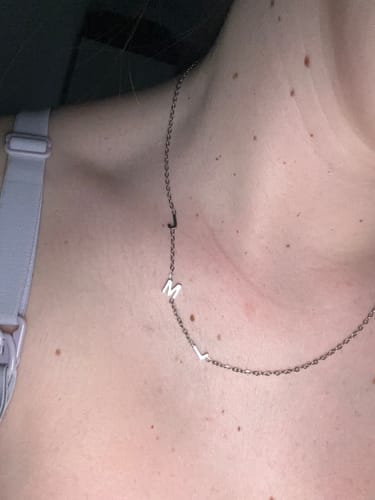 Customer photo review of Personalisierte Halskette mit seitlichem Initial