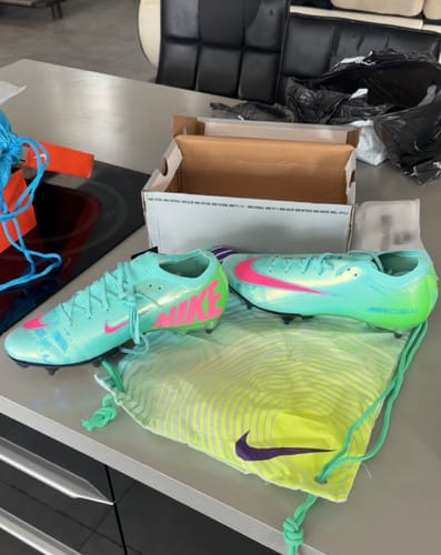 Customer photo review of Air Zoom Mercurial 10 SG Cosmic Speed 2 - Turquoise/Noir ÉDITION LIMITÉE