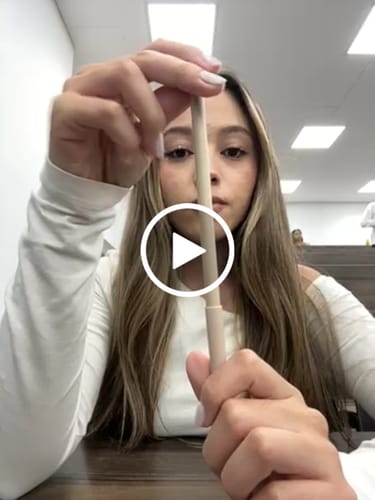 Customer video review of LÁPIZ DELINEADOR COLOR PENCIL
