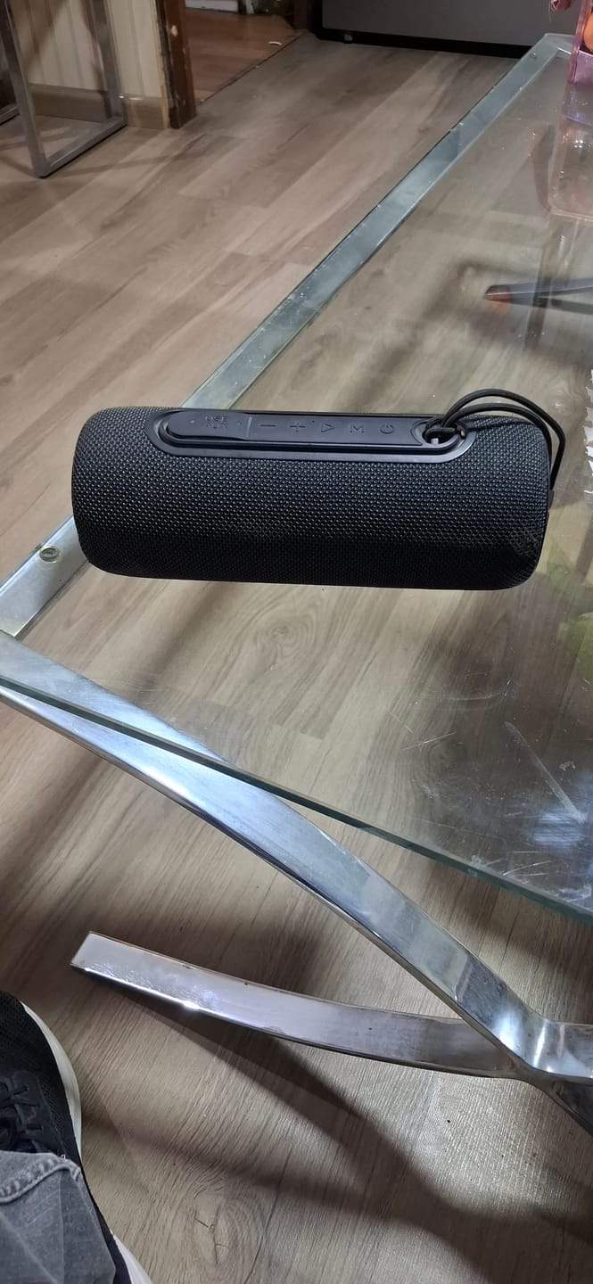 Customer photo review of Parlante Bluetooth Portátil Blik Live Negro 10W IPX5 8 Hrs