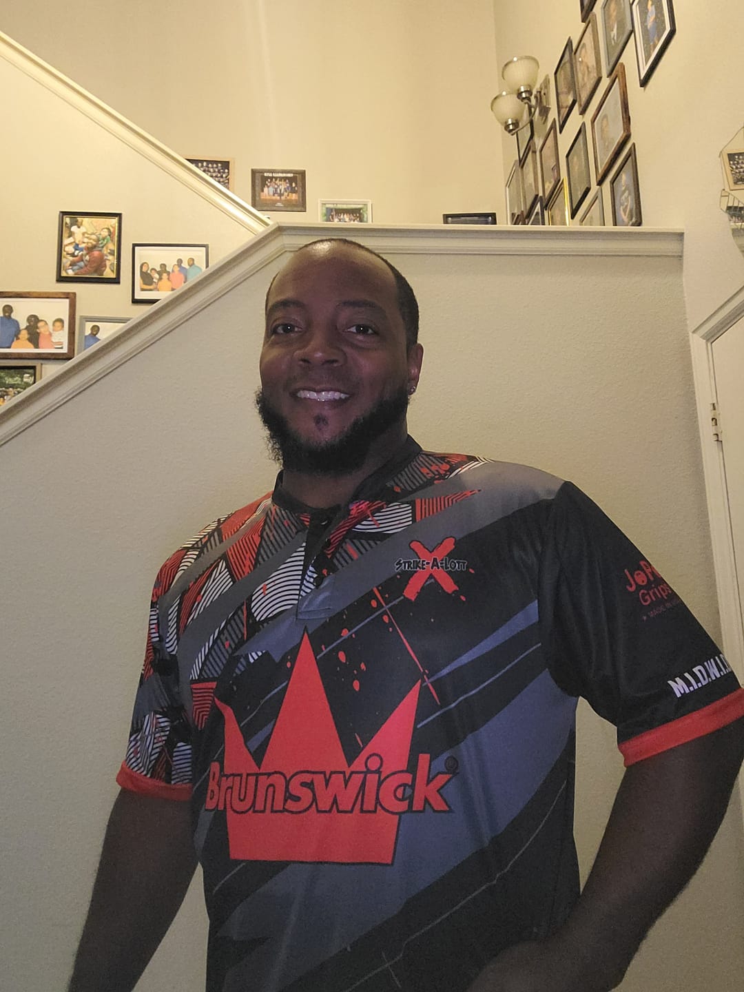 Customer photo review of GLATTER - BLACK RED - BOWLING JERSEY