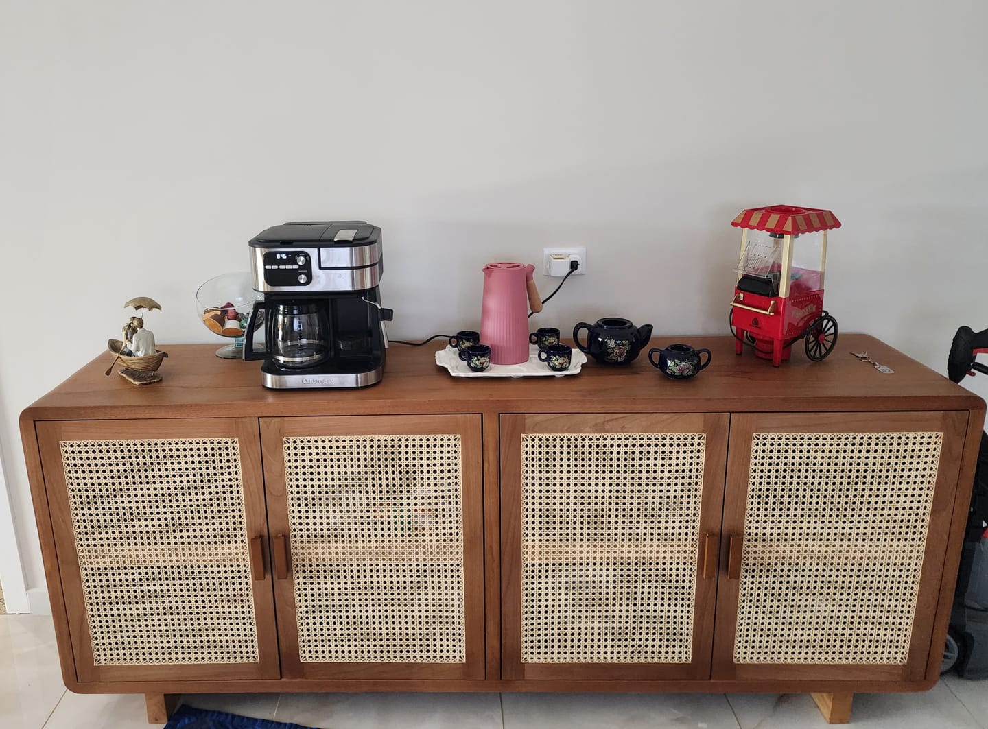Customer photo review of Buffet De Madeira Maciça Lapa Com Portas Em Palhinha Indiana Natural E Quinas Arredondadas