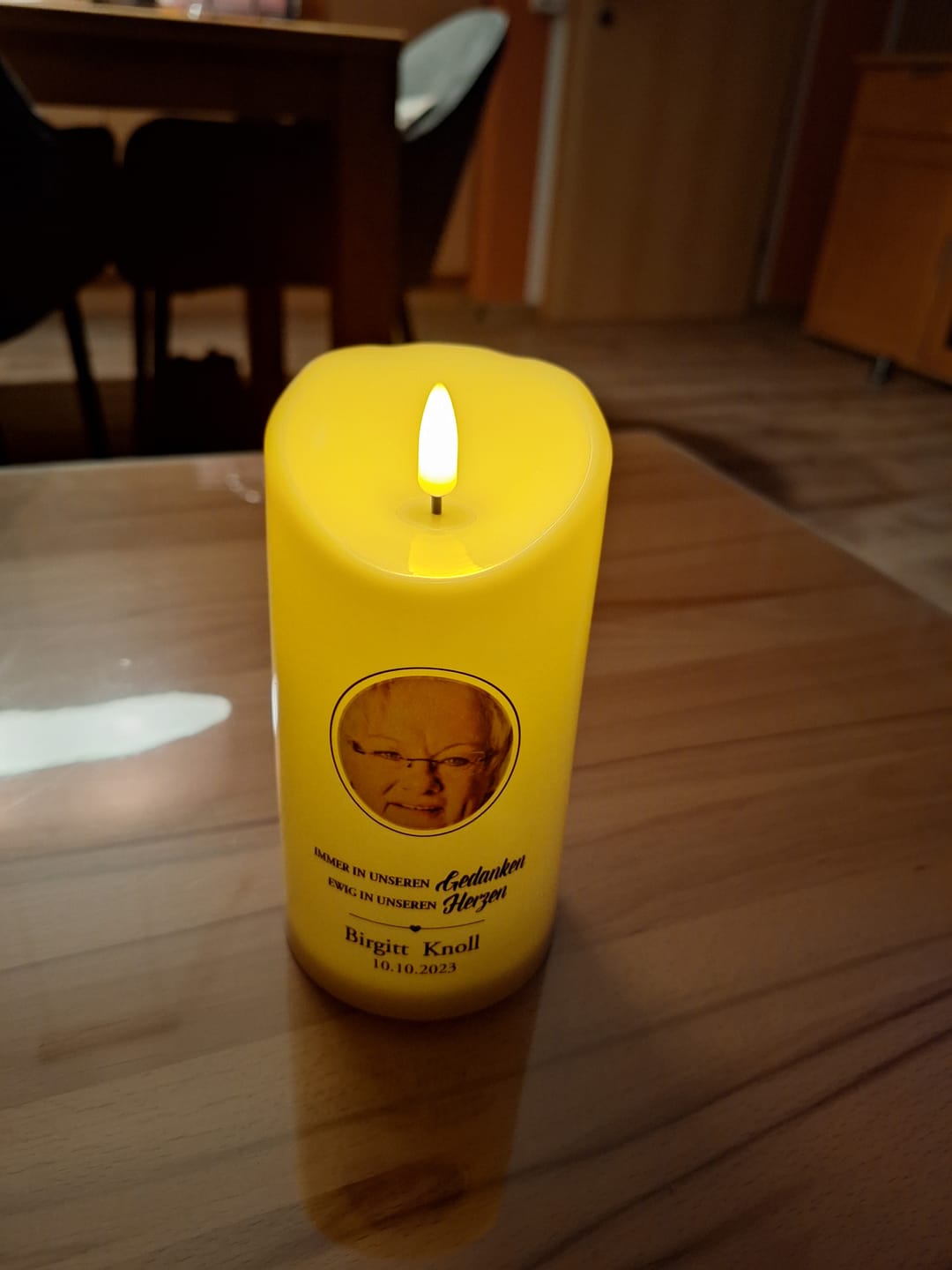 Customer photo review of Immer geliebt - LED Trauerkerze mit Foto und Datum in Erinnerung an Verstorbene
