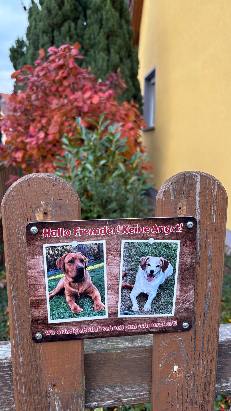 Customer photo review of Hunde-Türschild personalisiert mit Foto & Text (UV- und wetterfest)