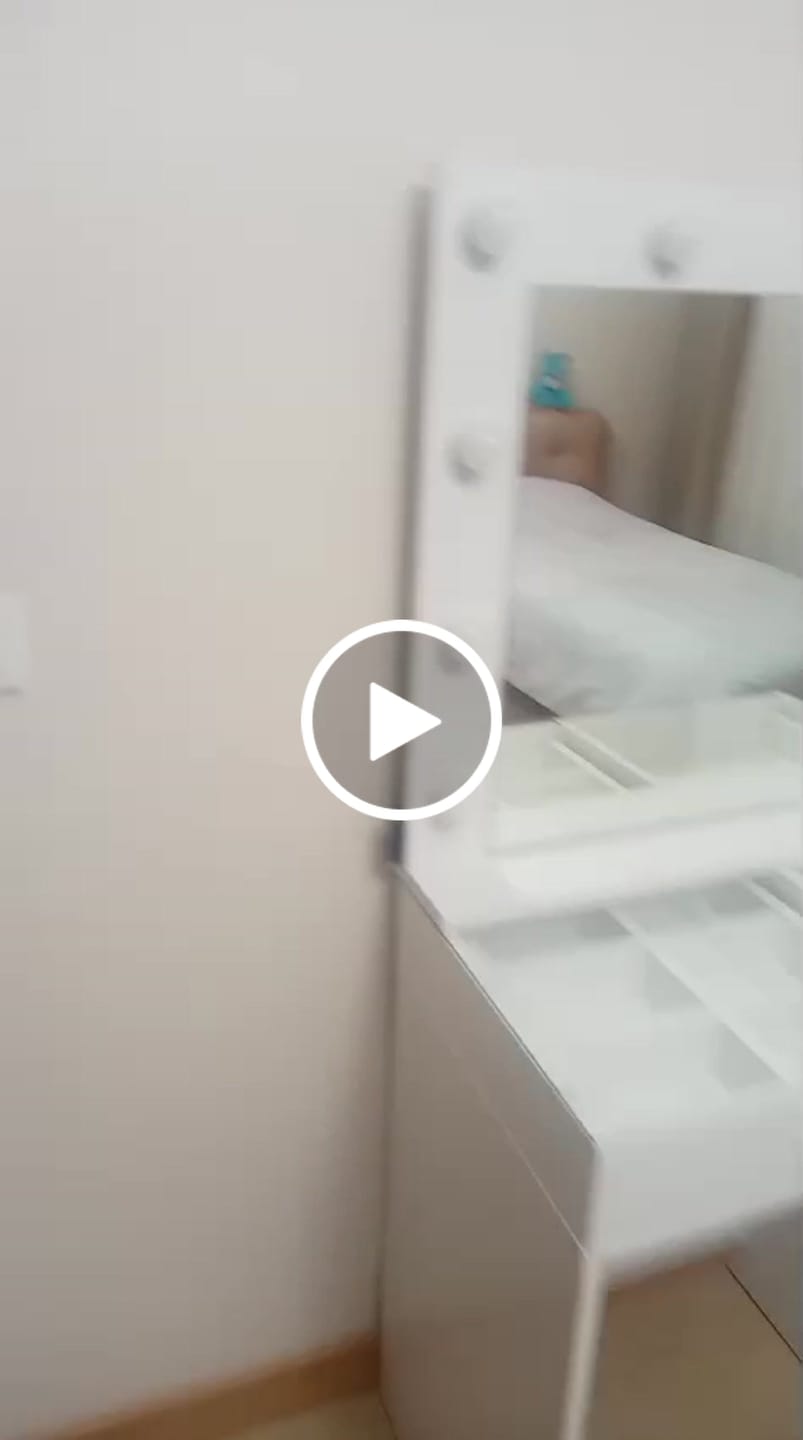 Customer video review of Rani BJ117 Hollywood Işıklı Aynalı Kulis Makyaj Masası Cam Tablalı 7 Çekmeceli Takı Düzenleyici Beyaz