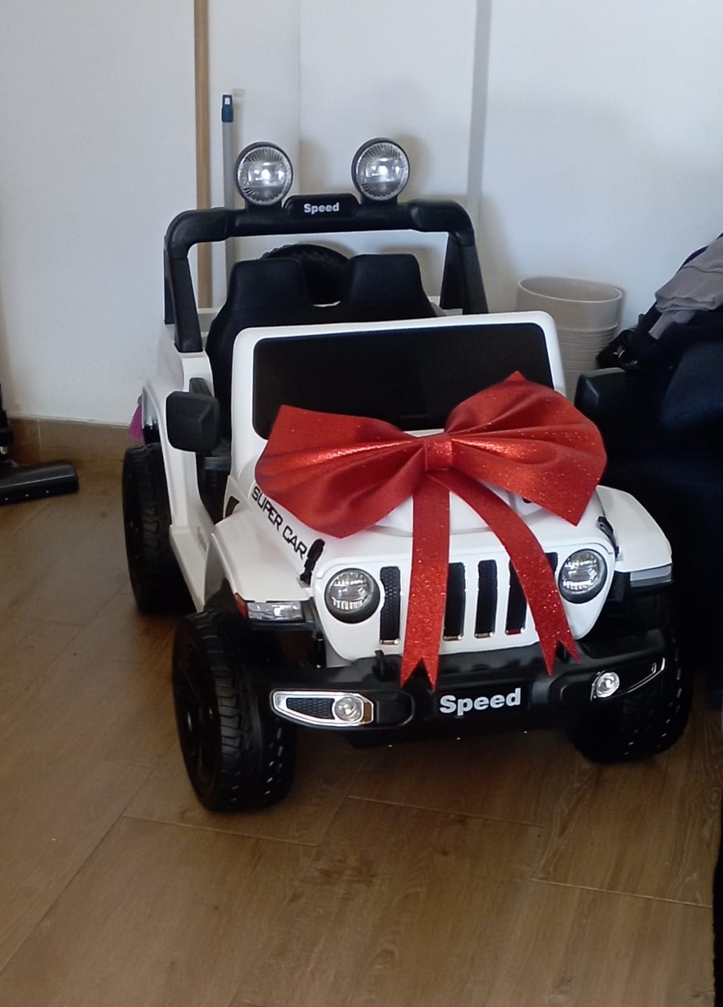 Customer photo review of PRÉ-VENDA Carro Elétrico para Criança SPEED WRANGLER 4x4 Branco 12v c/ RODAS DE BORRACHA & ASSENTO EM PELE