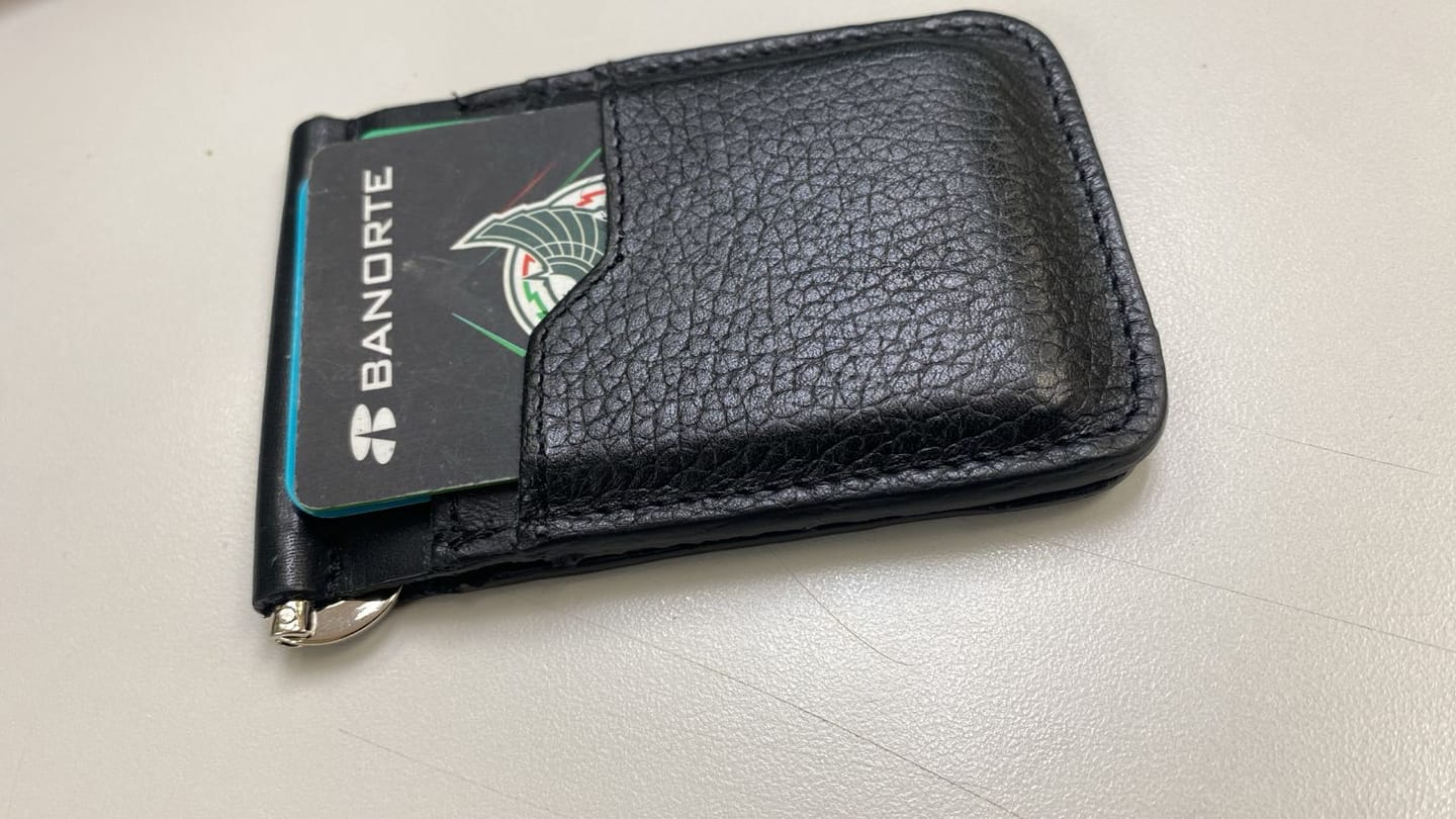 Customer photo review of Billetera de clip Cesar Negro
