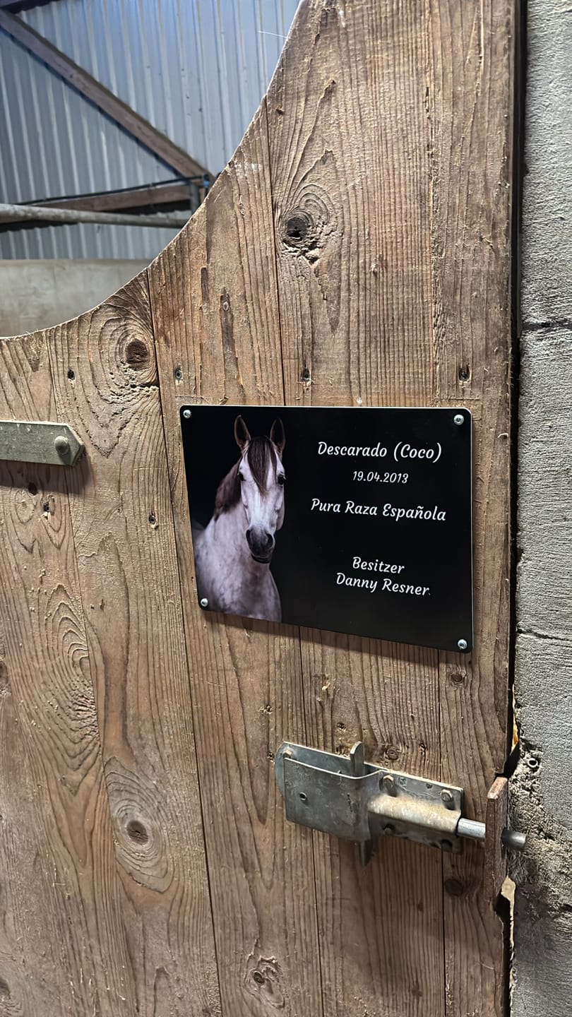 Customer photo review of Pferde Boxenschild mit Foto & Wunschtext (UV- und wetterfest)