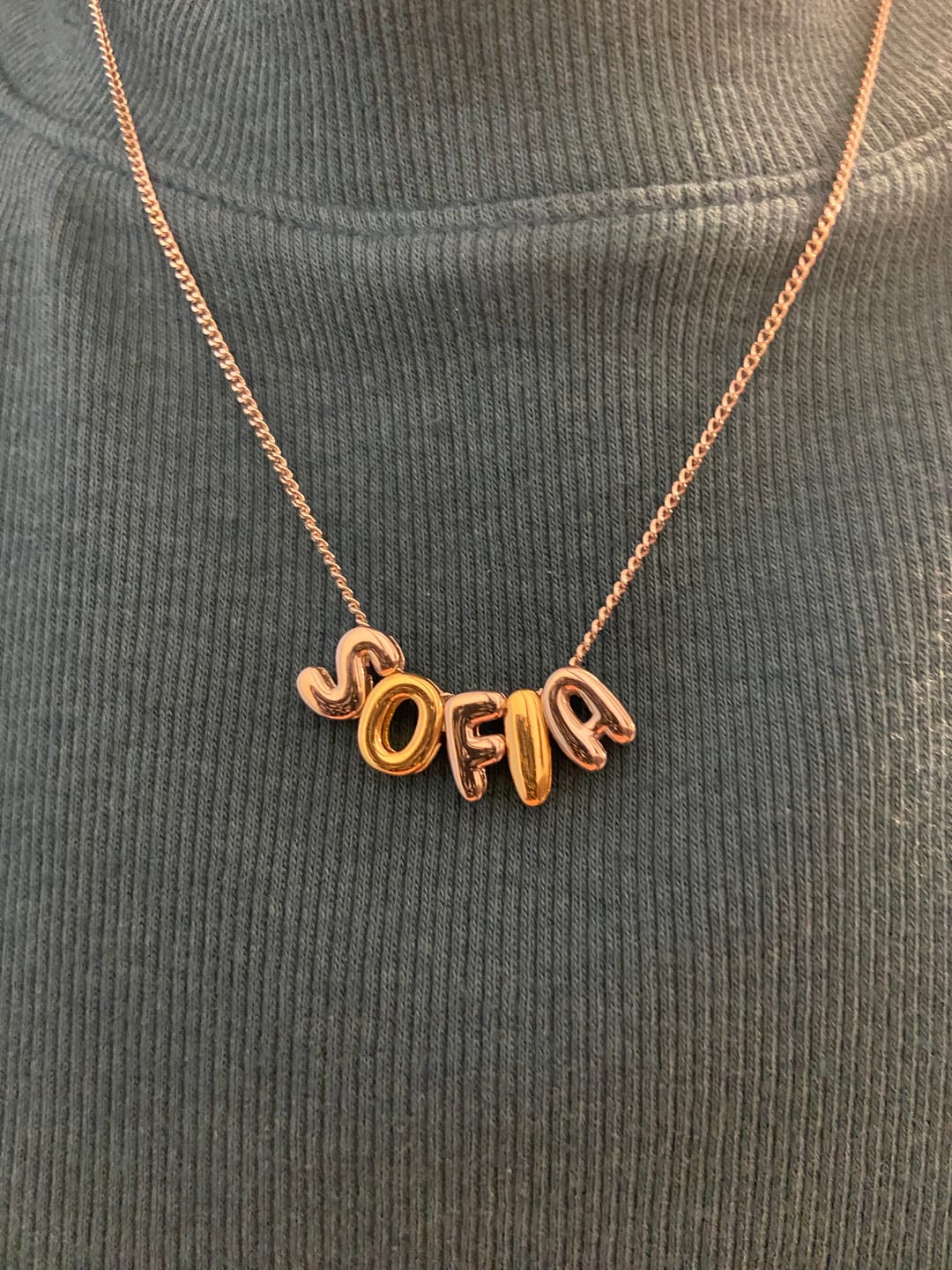 Customer photo review of Personaliza Tu Collar Con Inicial Mini Bubble Combinado