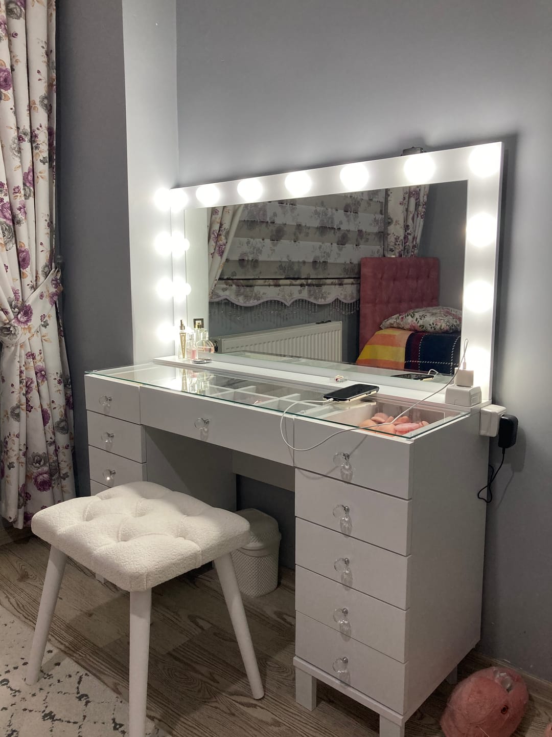 Customer photo review of Rani BJ163 Hollywood Işıklı Aynalı Kulis Makyaj Masası Cam Tablalı 11 Çekmeceli Takı Düzenleyici Puf Takım Beyaz