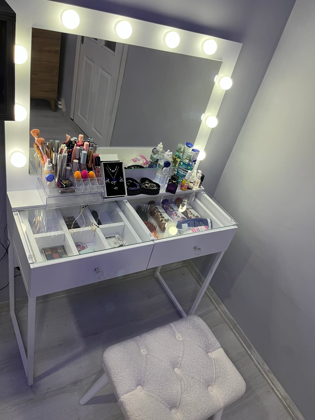 Customer photo review of Rani BJ164 Hollywood Işıklı Aynalı Kulis Makyaj Masası Cam Tablalı 2 Çekmeceli Takı Düzenleyici Puf Takım Beyaz